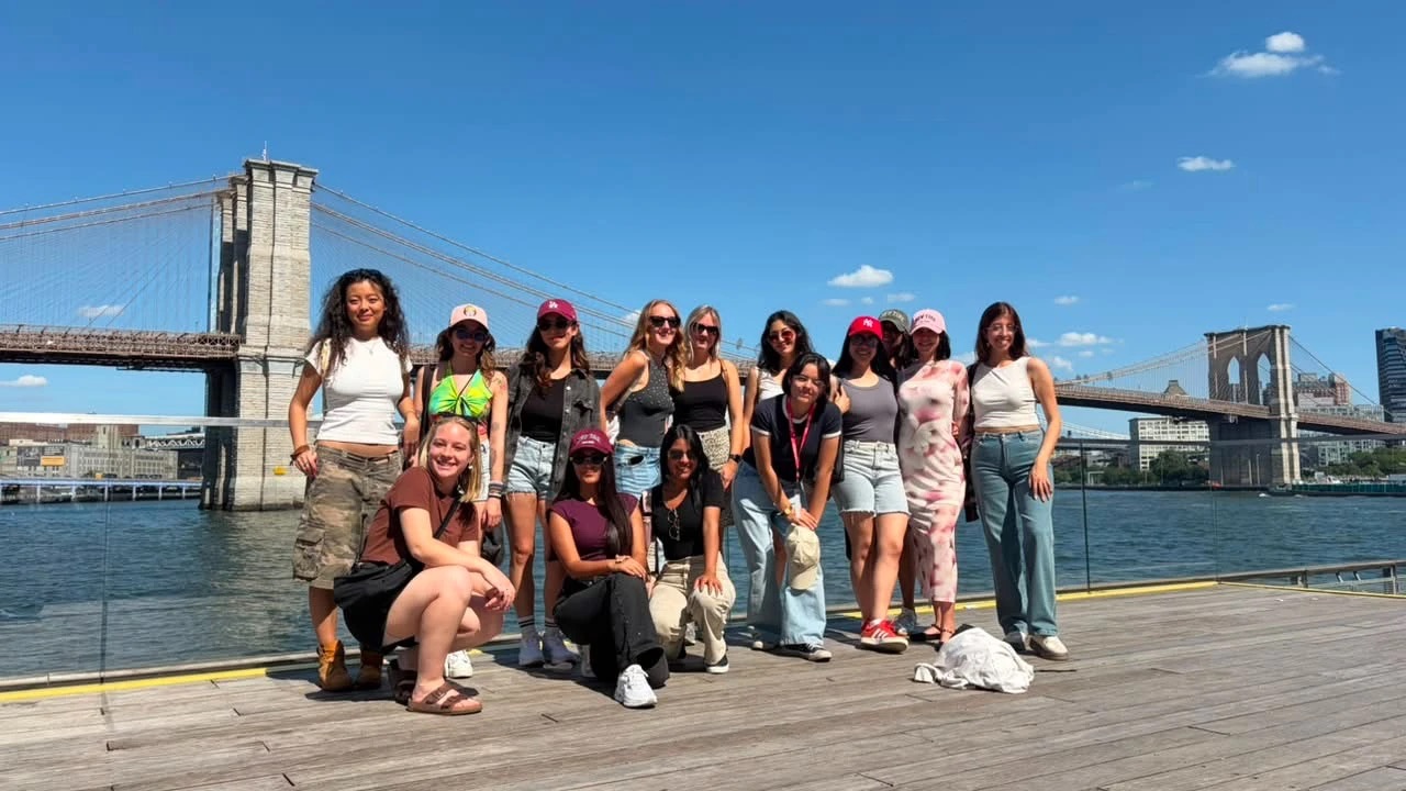 Grupo de au pairs frente al puente de Brooklyn durante el tour por Nueva York