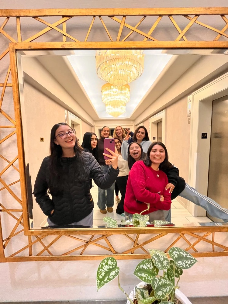 Grupo de au pairs tomándose una selfie en el espejo del hotel en Nueva York
