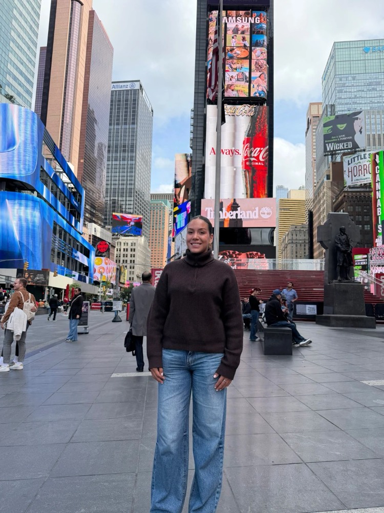Au pair de MexAuPair sonriendo en Times Square durante la New York Experience