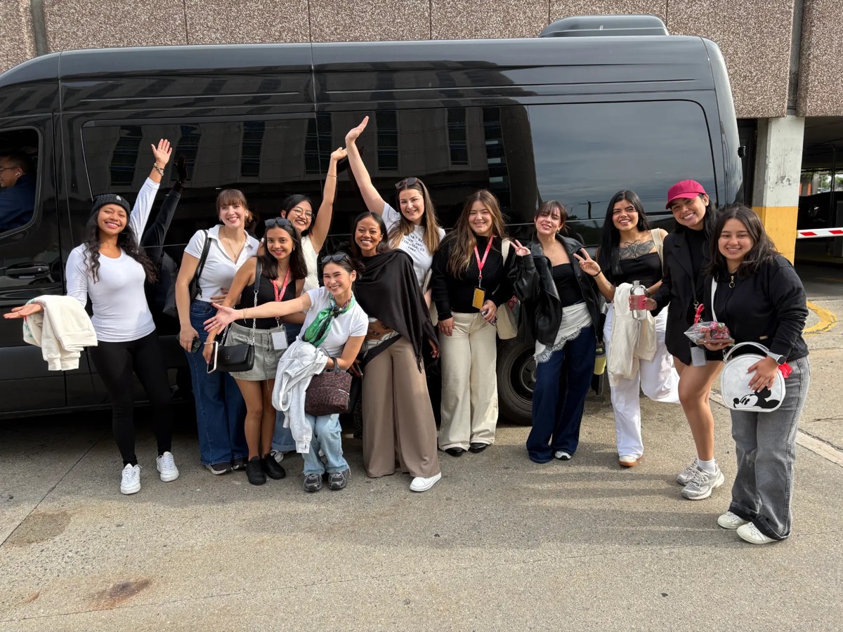 Au pairs de MexAuPair con Au Pair USA celebrando junto al autobús privado del tour por Nueva York