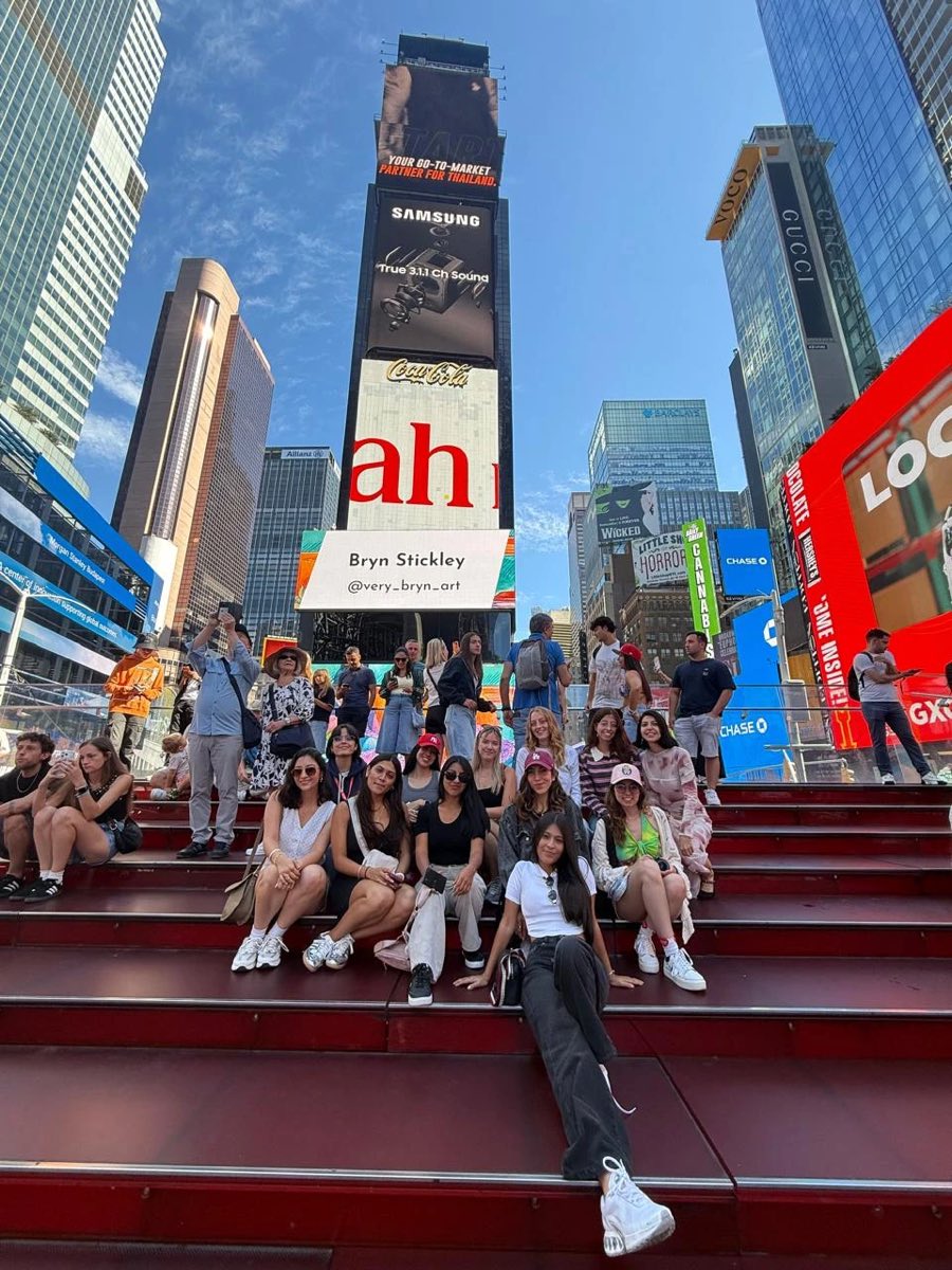 Au pairs en las escaleras rojas de Times Square, Nueva York, durante su capacitación